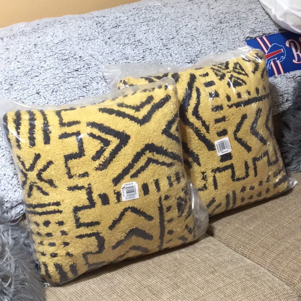 Yellow and Black Geometric Throw Pillow Set, Nwt